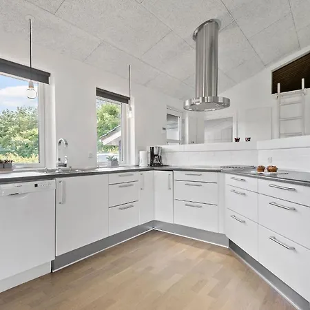 3 Bedroom Beautiful In * Hovborg