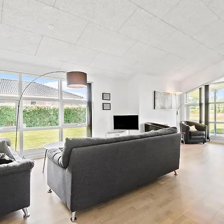3 Bedroom Beautiful In Feriehus